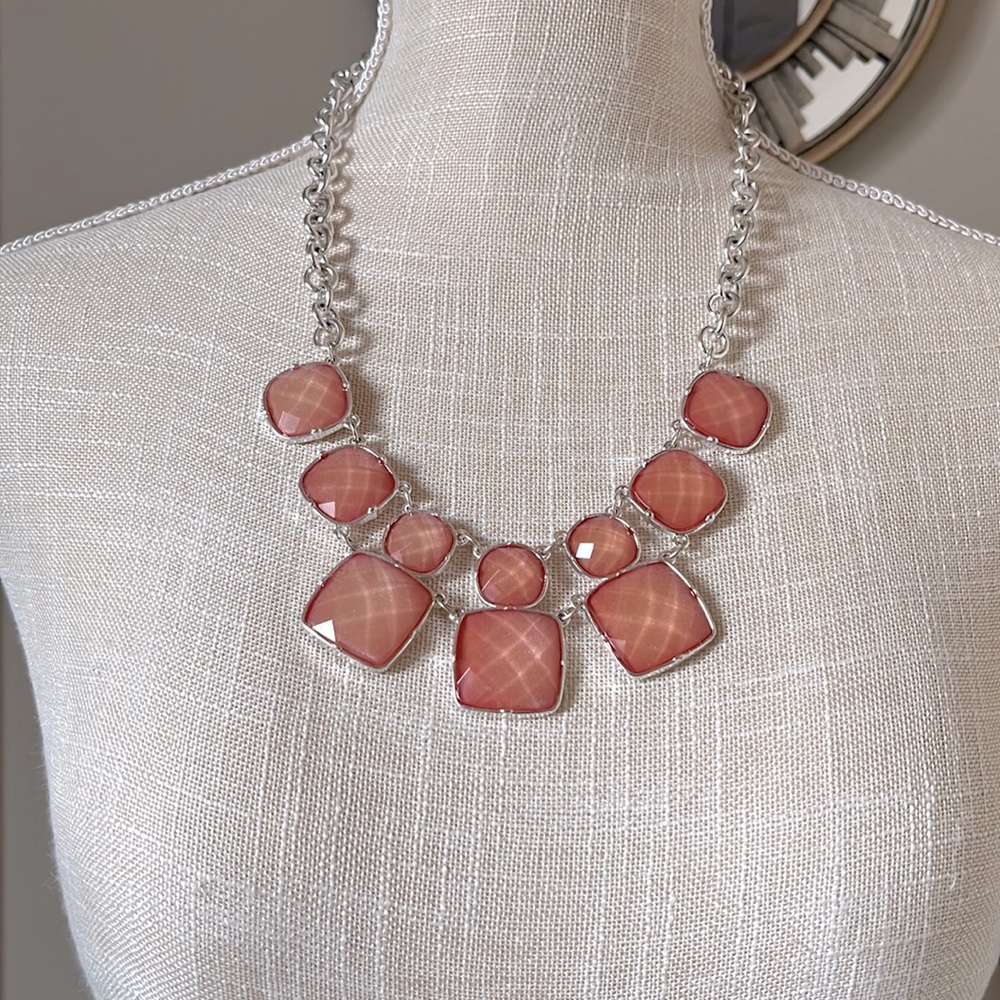 🌸 3/$25 Silver tone statement necklace with coral pink stones